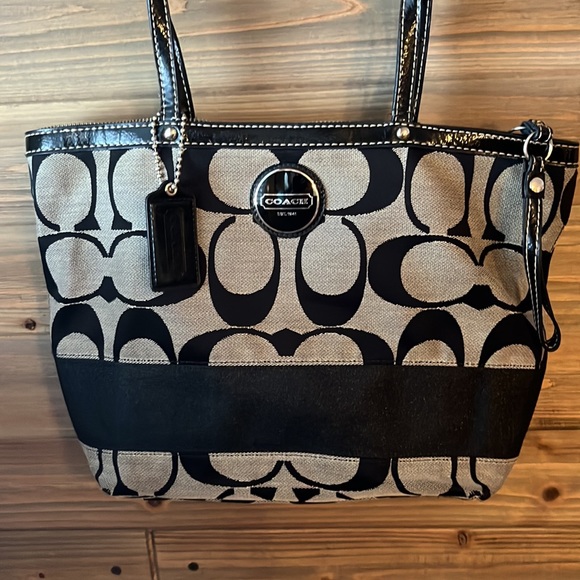 Coach Black Signature Canvas Shoulder Bag - Picture 3 of 9